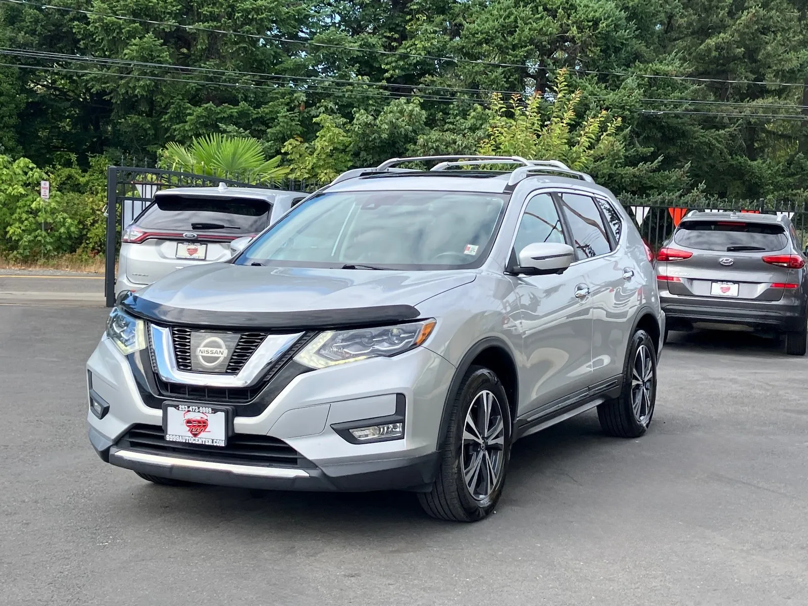 2017 Nissan Rogue SL photo 2