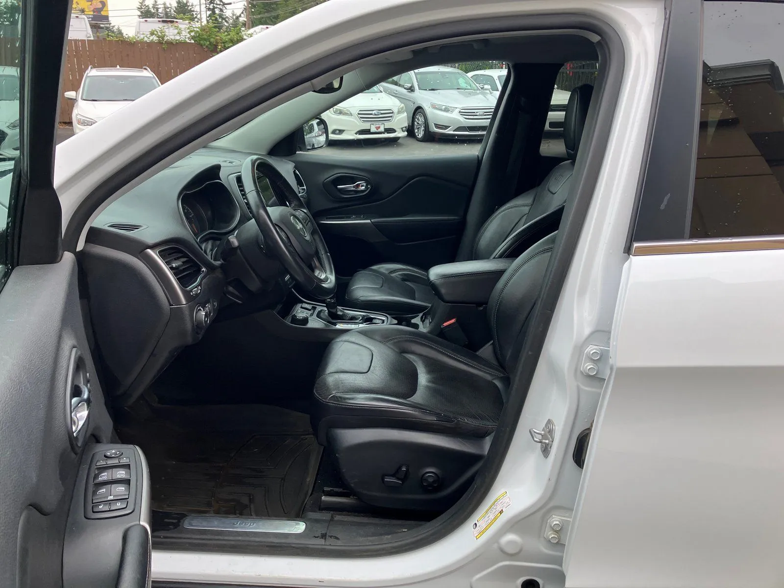 Jeep Cherokee photo 12