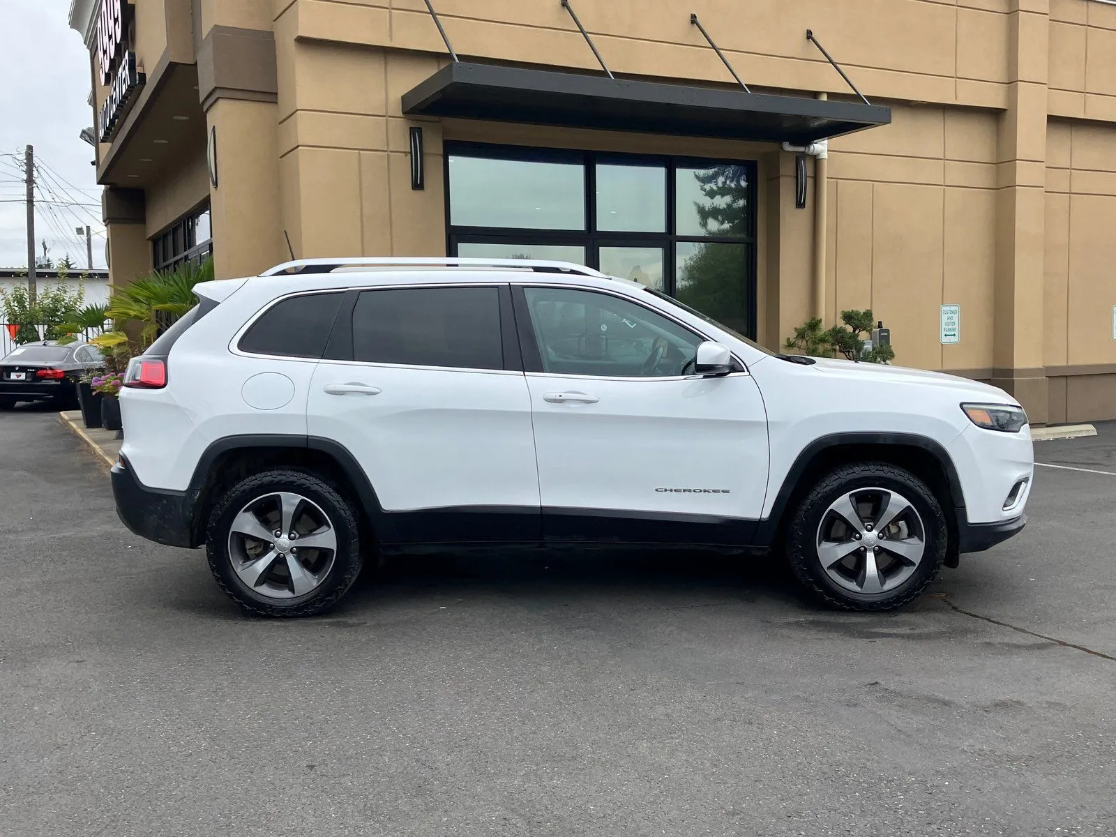 Jeep Cherokee photo 9