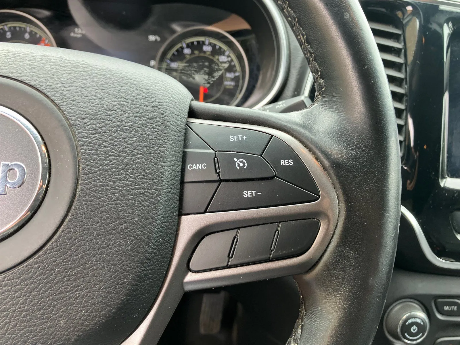 Jeep Cherokee photo 27