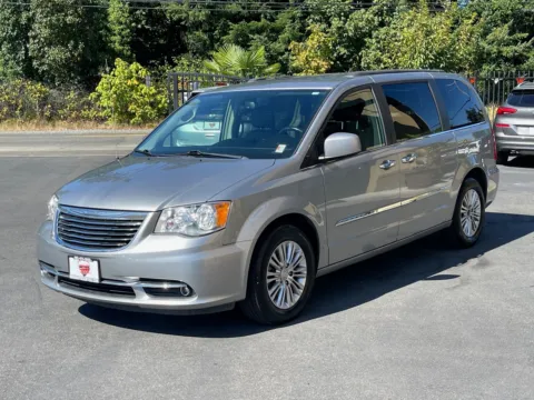 Another view of 2016 Chrysler Town & Country Touring-L for sale in Lakewood, WA at 9999 Auto Center