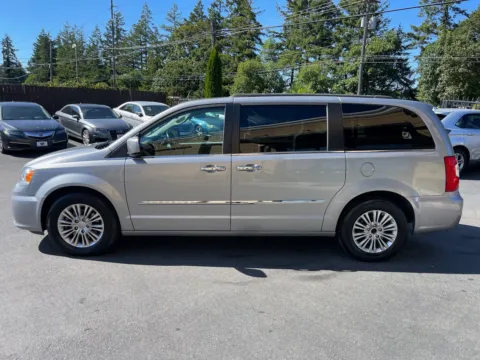 More photos of 2016 Chrysler Town & Country Touring-L at 9999 Auto Center, WA