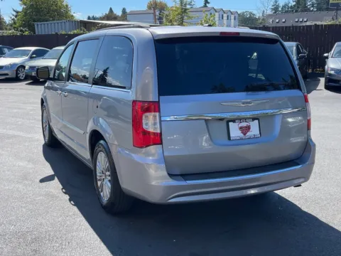 More photos of 2016 Chrysler Town & Country Touring-L at 9999 Auto Center, WA