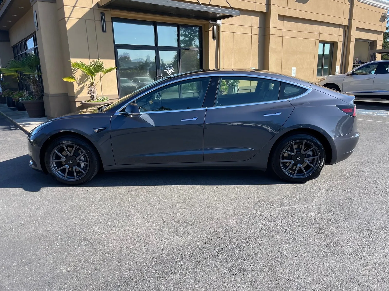 2020 Tesla Model 3 Standard Range Plus photo 2