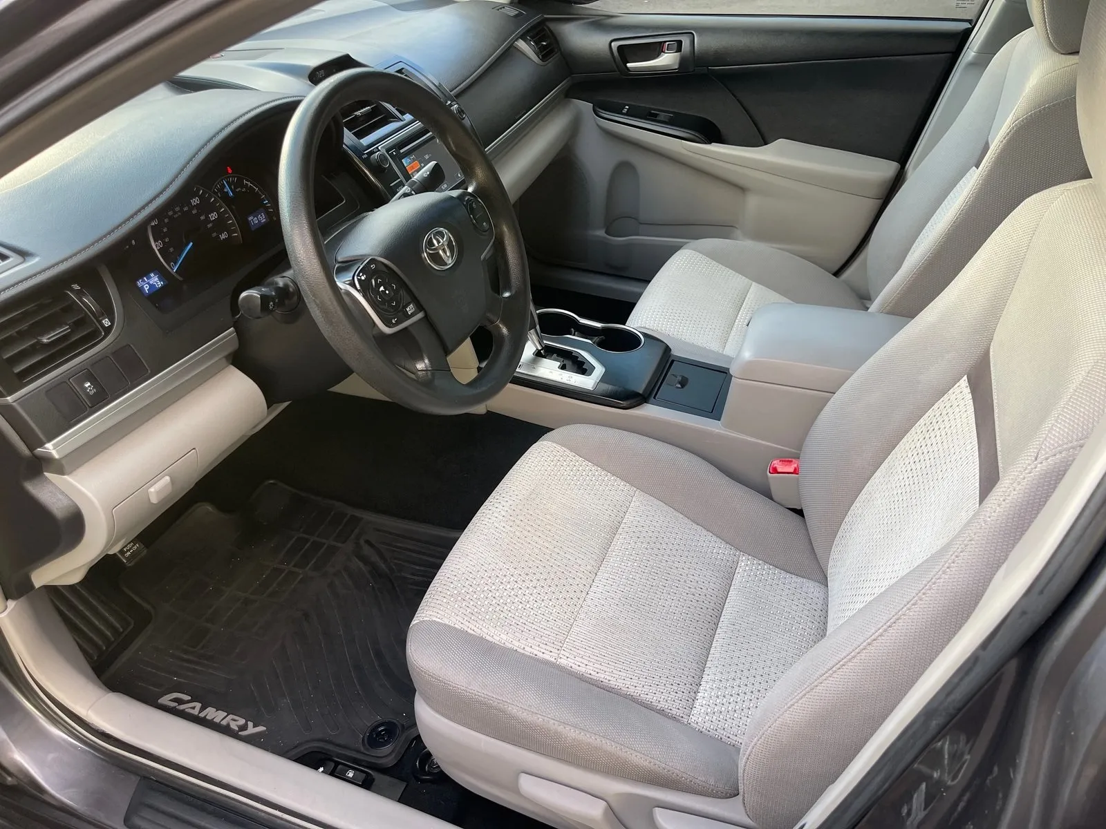 2014 Toyota Camry LE photo 4