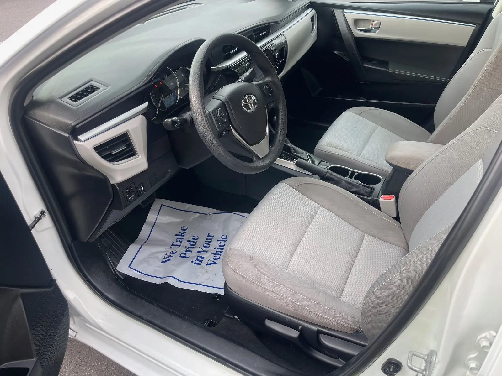 2016 Toyota Corolla LE photo 4