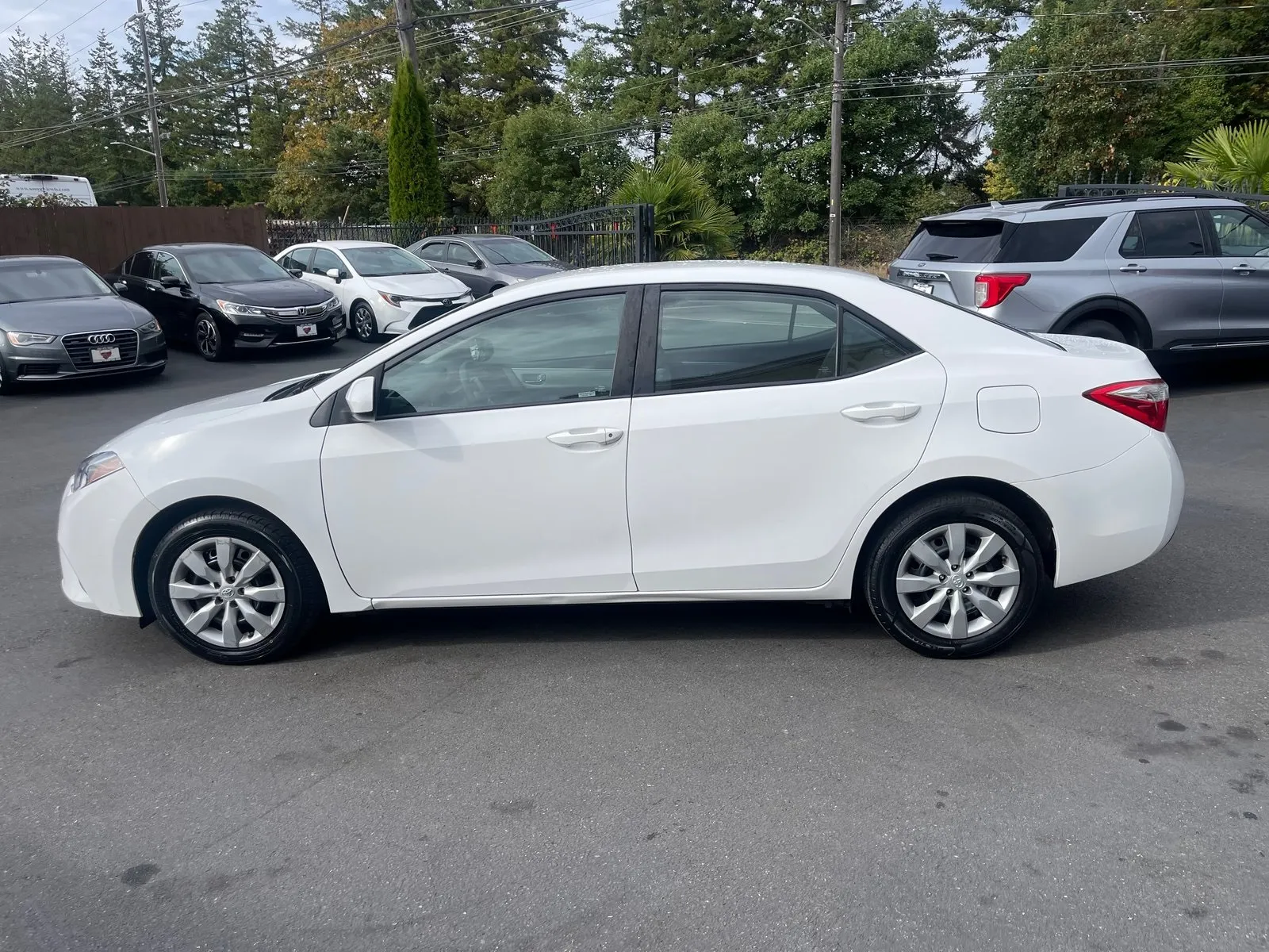 2016 Toyota Corolla LE photo 2