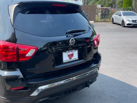 More photos of 2019 Nissan Pathfinder SL at 9999 Auto Center, WA