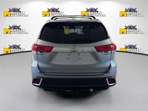 More photos of 2017 Toyota Highlander XLE at Monster Motors - Jackson, MI, MI
