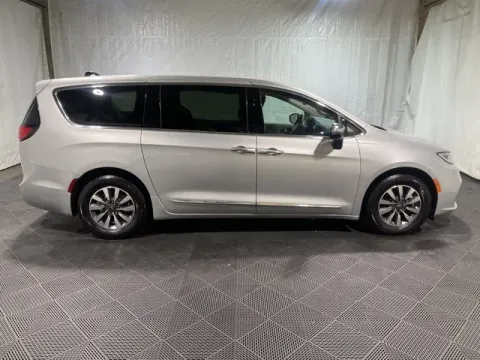 More photos of 2023 Chrysler Pacifica Hybrid Limited at Monster Motors - Jackson, MI, MI
