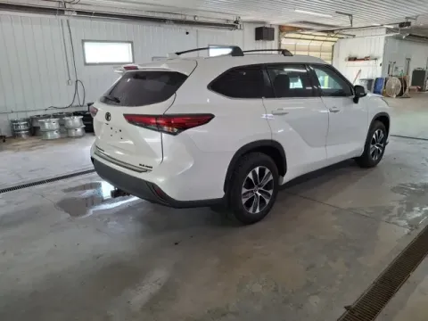 More photos of 2020 Toyota Highlander XLE at Monster Motors - Jackson, MI, MI