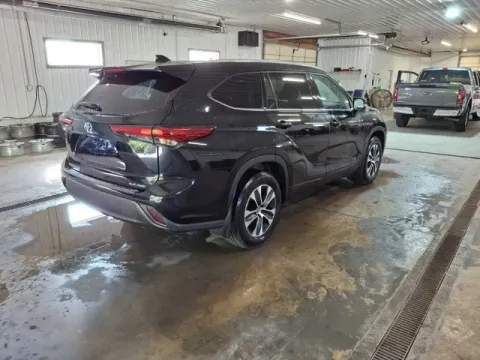 More photos of 2022 Toyota Highlander XLE at Monster Motors - Jackson, MI, MI