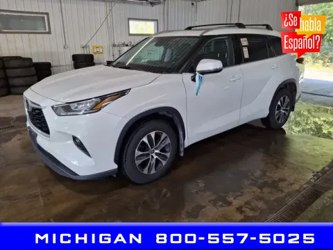White 2021 Toyota Highlander XLE for sale in Michigan Center, MI