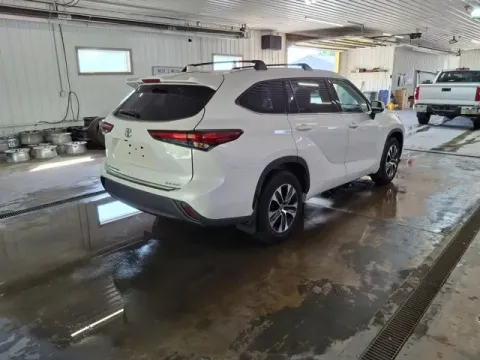 More photos of 2021 Toyota Highlander XLE at Monster Motors - Jackson, MI, MI