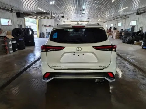 More photos of 2022 Toyota Highlander XSE at Monster Motors - Jackson, MI, MI