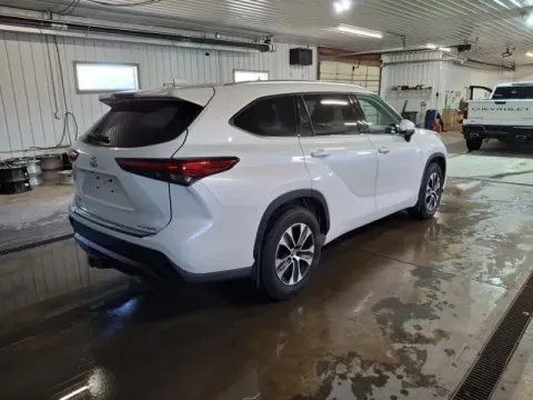 More photos of 2021 Toyota Highlander XLE at Monster Motors - Jackson, MI, MI