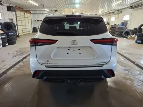 More photos of 2021 Toyota Highlander XLE at Monster Motors - Jackson, MI, MI