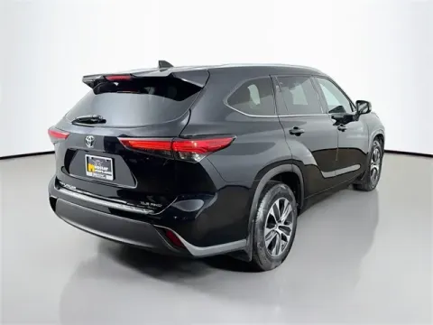 More photos of 2022 Toyota Highlander XLE at Monster Motors - Jackson, MI, MI