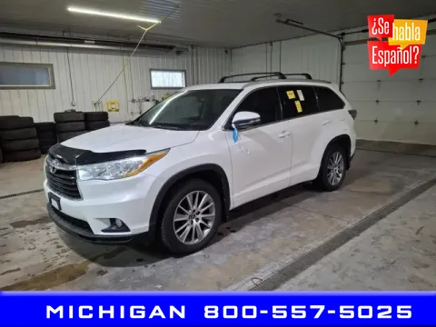 White 2016 Toyota Highlander XLE V6 for sale in Michigan Center, MI