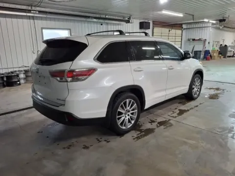 More photos of 2016 Toyota Highlander XLE V6 at Monster Motors - Jackson, MI, MI