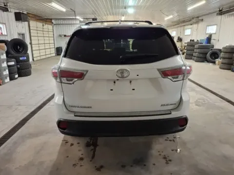More photos of 2016 Toyota Highlander XLE V6 at Monster Motors - Jackson, MI, MI