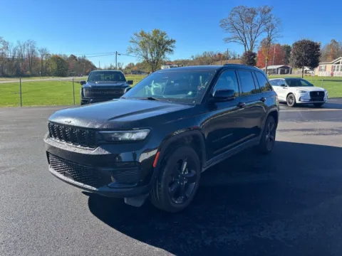 Black 2022 Jeep Grand Cherokee Altitude for sale in Crooksville, OH