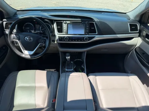 More photos of 2019 TOYOTA HIGHLANDER XLE W/ AWD & LEATHER at Mr. Car of Brentwood, MD