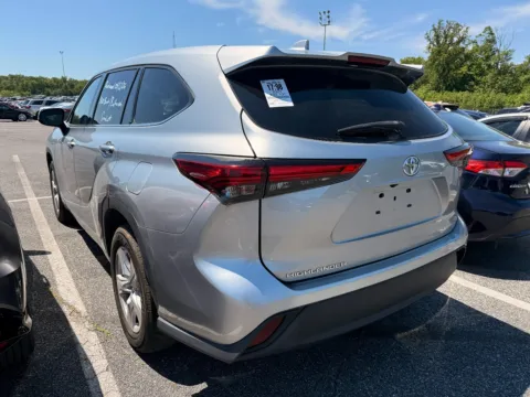 More photos of 2021 TOYOTA HIGHLANDER LE at Mr. Car of Brentwood, MD