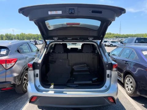 More photos of 2021 TOYOTA HIGHLANDER LE at Mr. Car of Brentwood, MD
