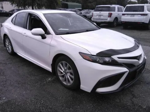 White 2021 TOYOTA CAMRY SE for sale in Brentwood, MD