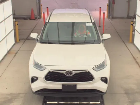 Photos of 2021 TOYOTA HIGHLANDER LE for sale in Gaithersburg, MD at Mr. Car of Gaithersburg