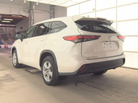 More photos of 2021 TOYOTA HIGHLANDER LE at Mr. Car of Gaithersburg, MD