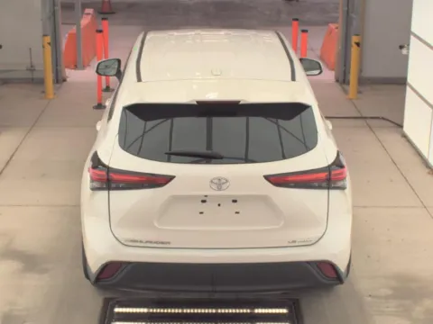 More photos of 2021 TOYOTA HIGHLANDER LE at Mr. Car of Gaithersburg, MD