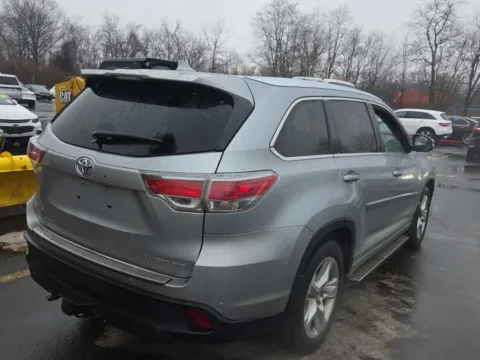 More photos of 2016 TOYOTA HIGHLANDER LIMITED at Mr. Car of Gaithersburg, MD