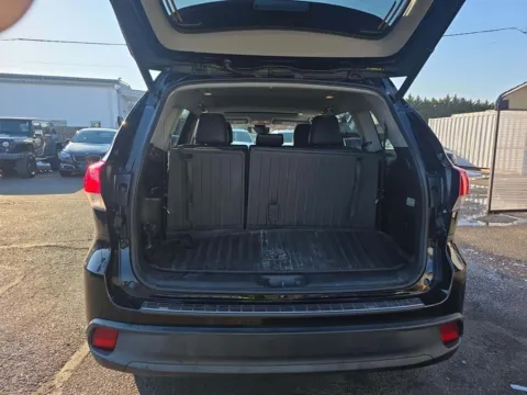 More photos of 2019 TOYOTA HIGHLANDER XLE at Mr. Car of Glen Burnie, MD