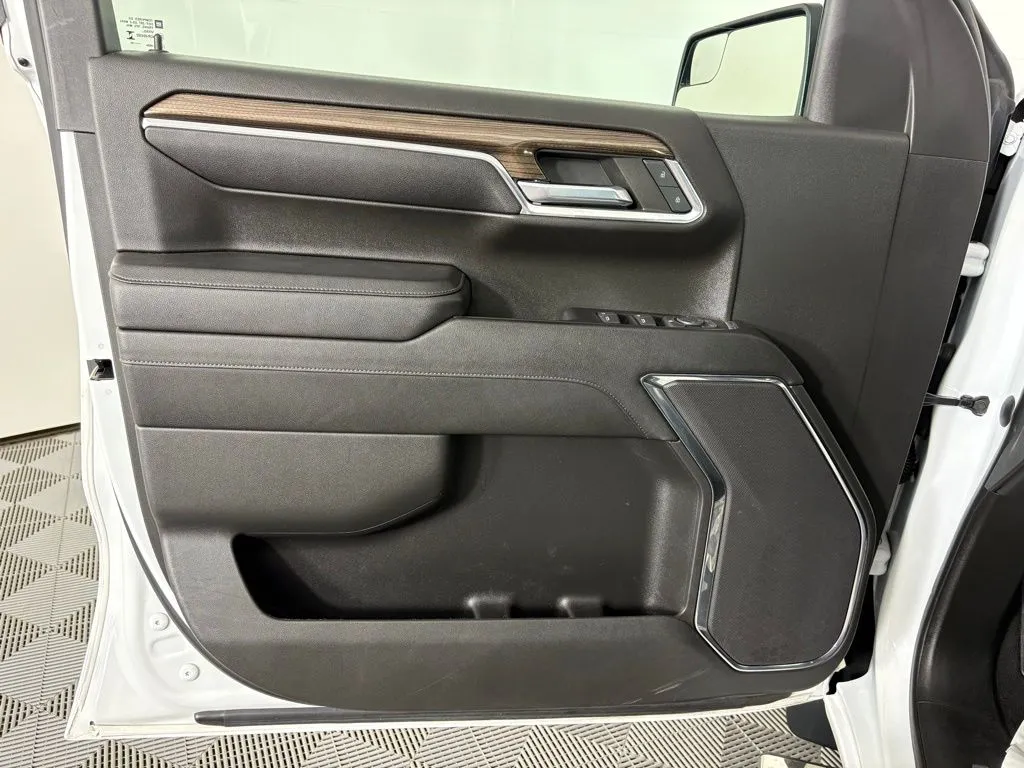 Chevrolet Silverado photo 16