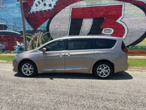 Another view of 2018 Chrysler Pacifica Touring L Plus for sale in Des Arc, AR at D3 Auto Sales - Des Arc, AR
