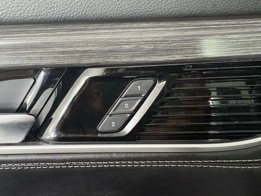 Jeep Wagoneer L photo 13