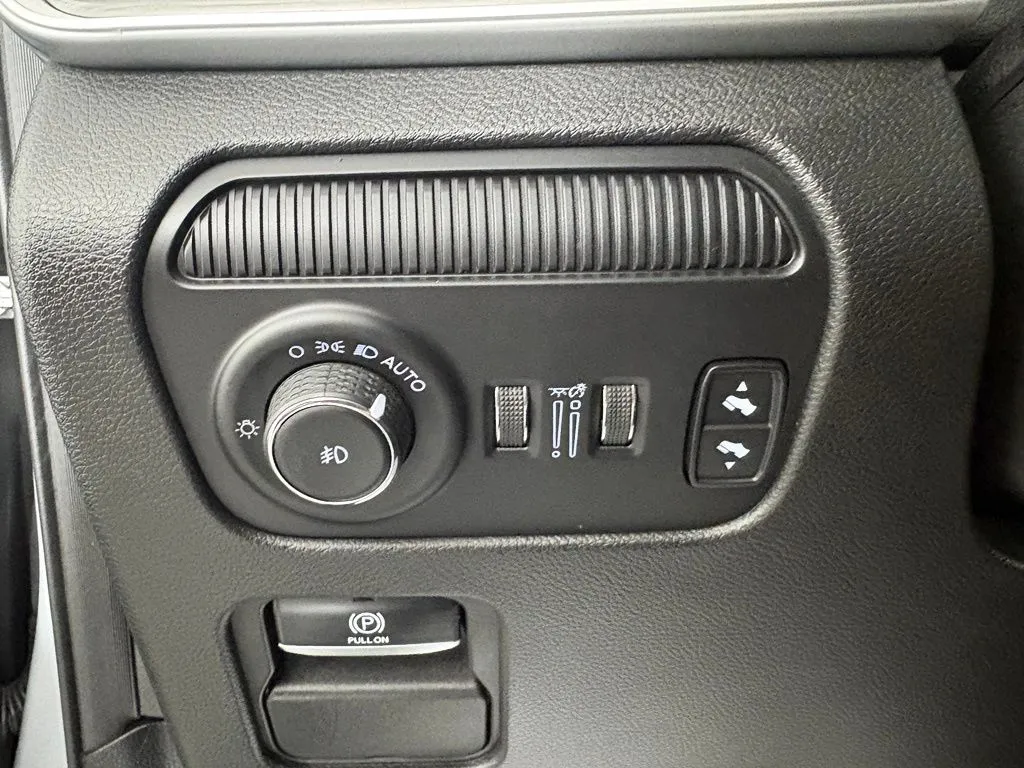Jeep Wagoneer L photo 17
