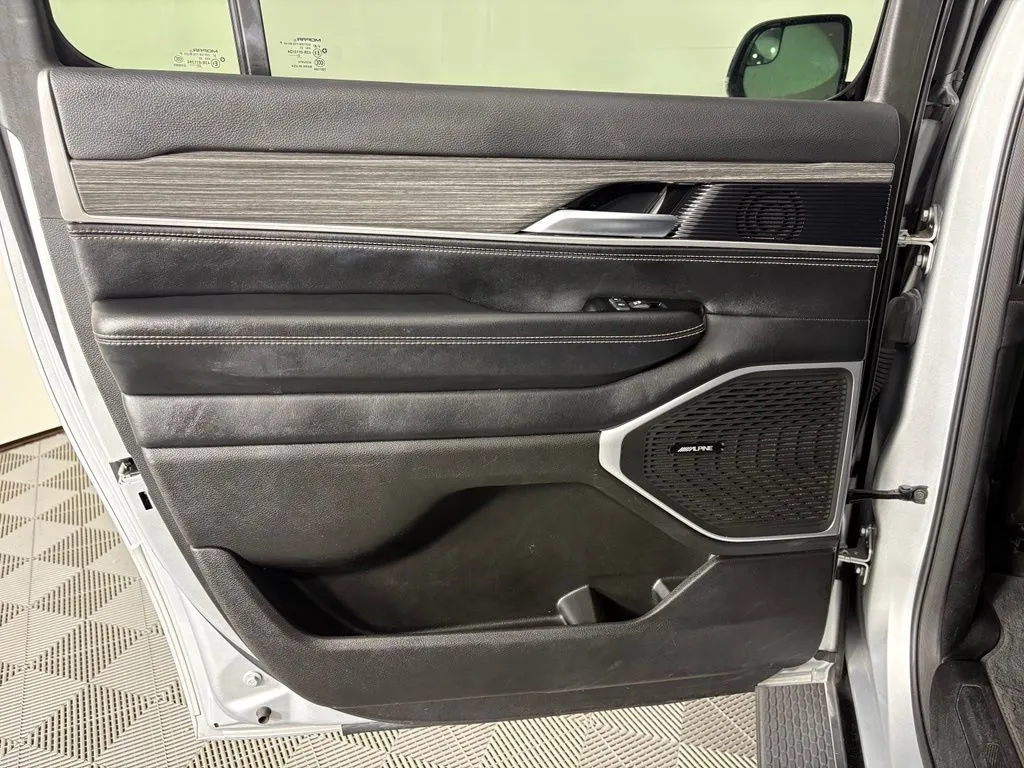 Jeep Wagoneer L photo 41