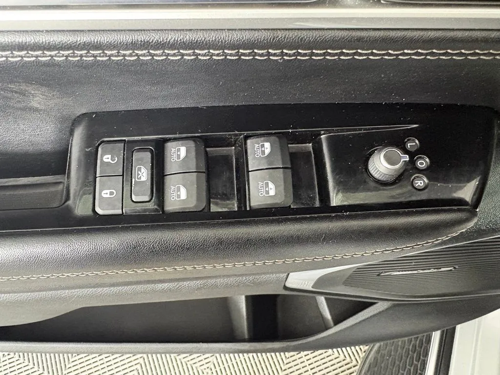 Jeep Wagoneer L photo 14