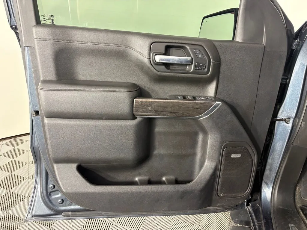 Chevrolet Silverado photo 18