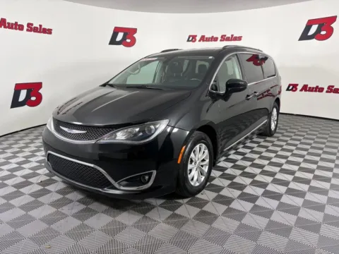 Black 2019 Chrysler Pacifica Touring L for sale in Des Arc, AR