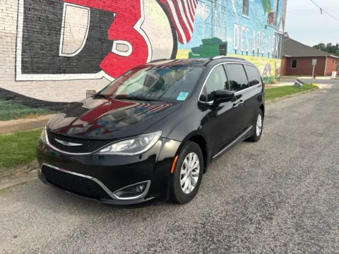 Photos of 2019 Chrysler Pacifica Touring L for sale in Des Arc, AR at D3 Auto Sales - Des Arc, AR