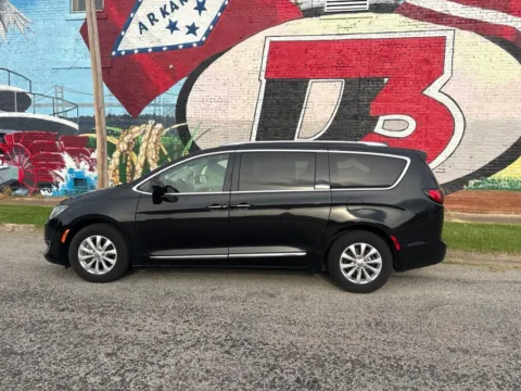 Another view of 2019 Chrysler Pacifica Touring L for sale in Des Arc, AR at D3 Auto Sales - Des Arc, AR