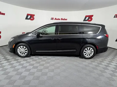 Another view of 2019 Chrysler Pacifica Touring L for sale in Des Arc, AR at D3 Auto Sales - Des Arc, AR