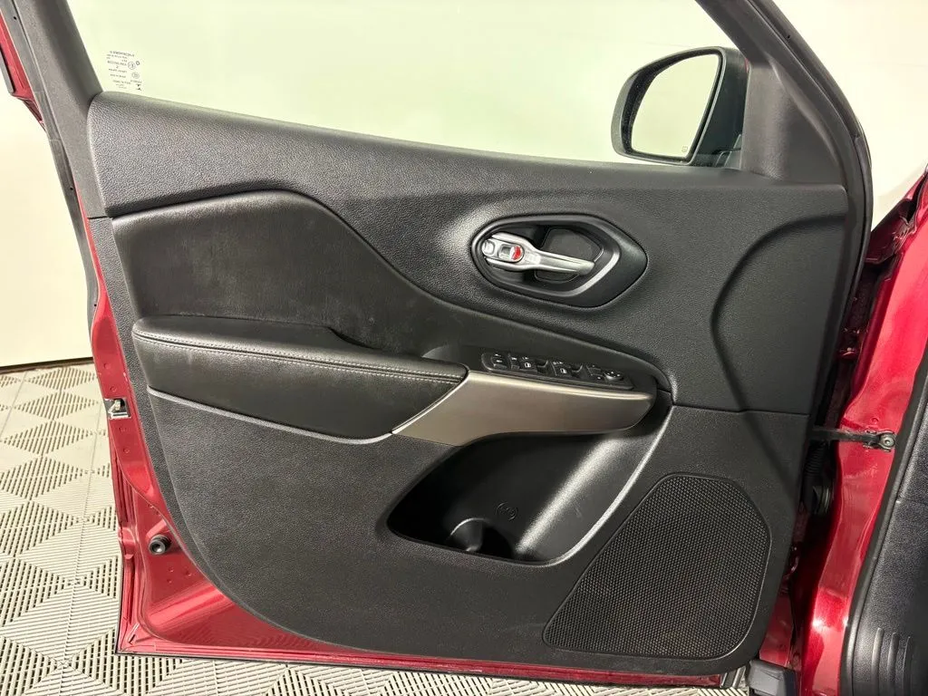 Jeep Cherokee photo 12