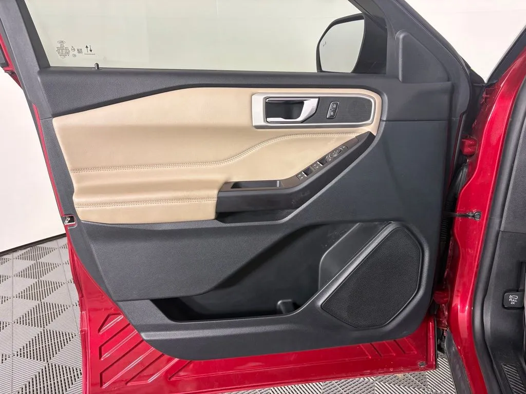 Ford Explorer photo 17