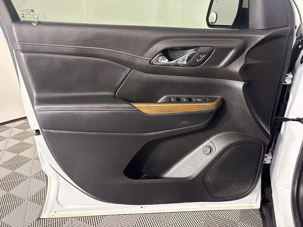 GMC Acadia photo 16