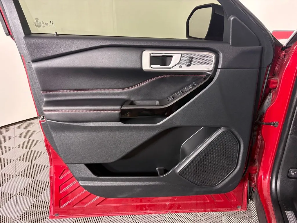 Ford Explorer photo 12